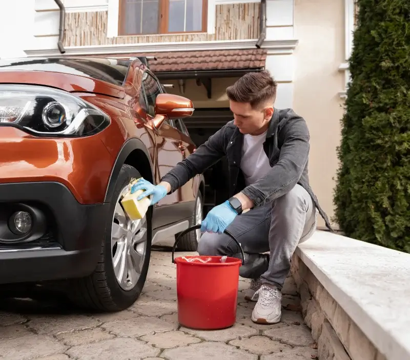 Lavage auto à domicile Vouvant : professionnel intervenant sur un véhicule